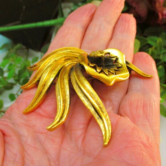 Vintage TORTOLANI Floral Brooch: 24K Gold Plated Flower & Leaf Jewelry - Picture 12 of 16